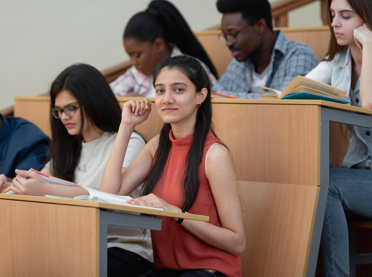 Estudiantes trabajando con materiales básicos de análisis financiero
